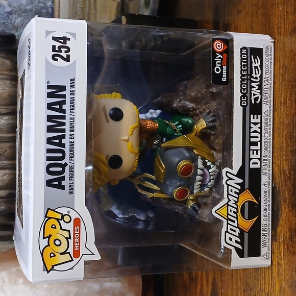 Funko Pop! Aquaman Deluxe with Black and Gold Accents - Picture 1 of 8